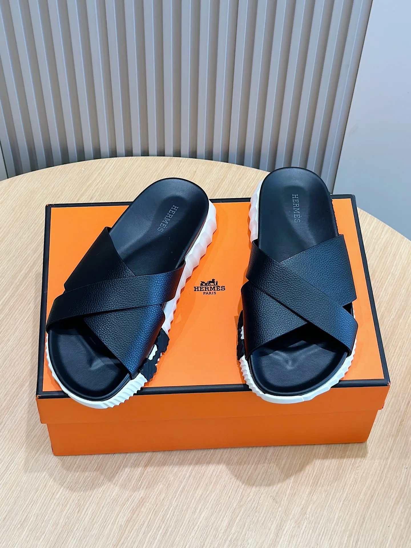 [HERMÈS] Top men's shoes 💰: 340💰 Size: 39-44 (38.45 46 custom-made) Herme*H Home Hermès Men's Sandals and Slippers - Original Replica Purchase the original version and make it one to one, the outsole is privately modeled, and the outsole color corresponding to each color is the same as the original version. Come to those who know the stuff 💪 The ultra-light soles are designed in contrasting colors, and they feel so comfortable on your feet! Calfskin, cowhide feet, private mold outsole.